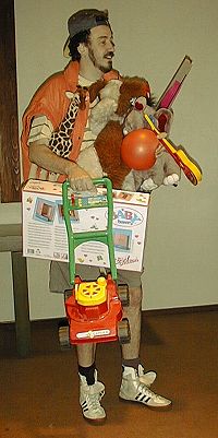 Junge mit unz�hligen Geburtstagsgeschenken