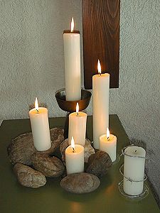 Kerzen symbolisieren Pfingsten